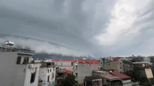 Mây tạo vệt dài, cuồn cuộn như sóng giữa trời ở Hưng Yên - 2