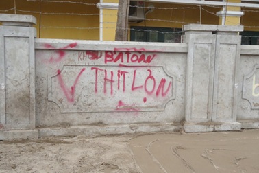 Những dòng chữ “lạ” trên con đường “đắt nhất hành tinh”