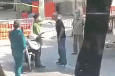 Hà Nội: Người đàn ông lôi cổ áo, đạp công an tại chốt kiểm dịch