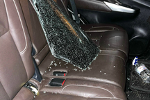 Đập kính ô tô giữa phố trộm 50.000 USD