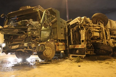 Xe bồn “leo” dải phân cách bị xe ben tông lật nhào, 2 tài xế trọng thương