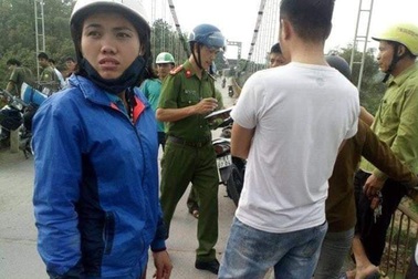 Người đàn ông bỏ lại áo, mũ trên cầu rồi nhảy xuống sông tự tử