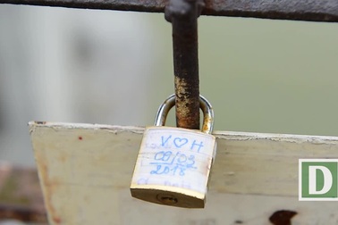 'Khóa tình' trên cầu Long Biên