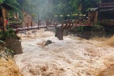 Lũ ống phá nát khu du lịch đẹp có tiếng ở Sa Pa