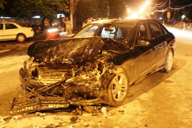 "Xế sang" đối đầu taxi trong đêm như phim