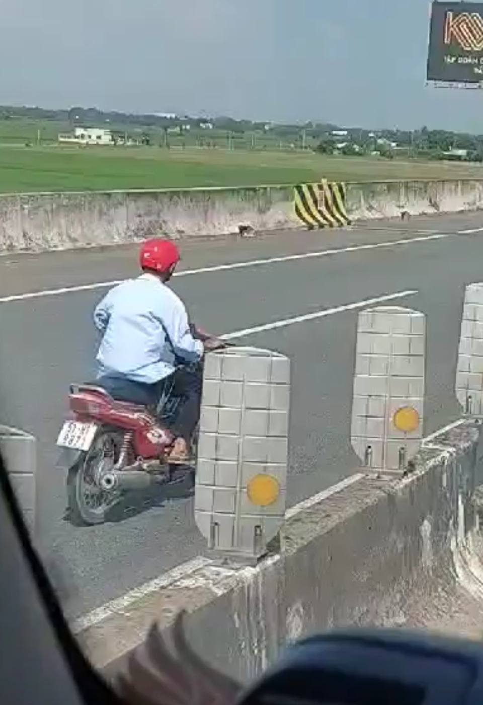 Người đàn ông đi xe máy ngược chiều trên cao tốc TPHCM - Trung Lương - 2 Người đàn ông đi xe máy ngược chiều trên cao tốc TPHCM - Trung Lương - 2