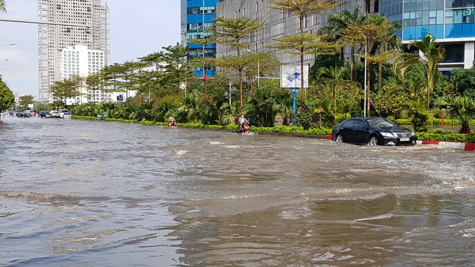 Đường phố Hà Nội ngập như sông sau trận mưa lớn bất thường Đường phố Hà Nội ngập như sông sau trận mưa lớn bất thường