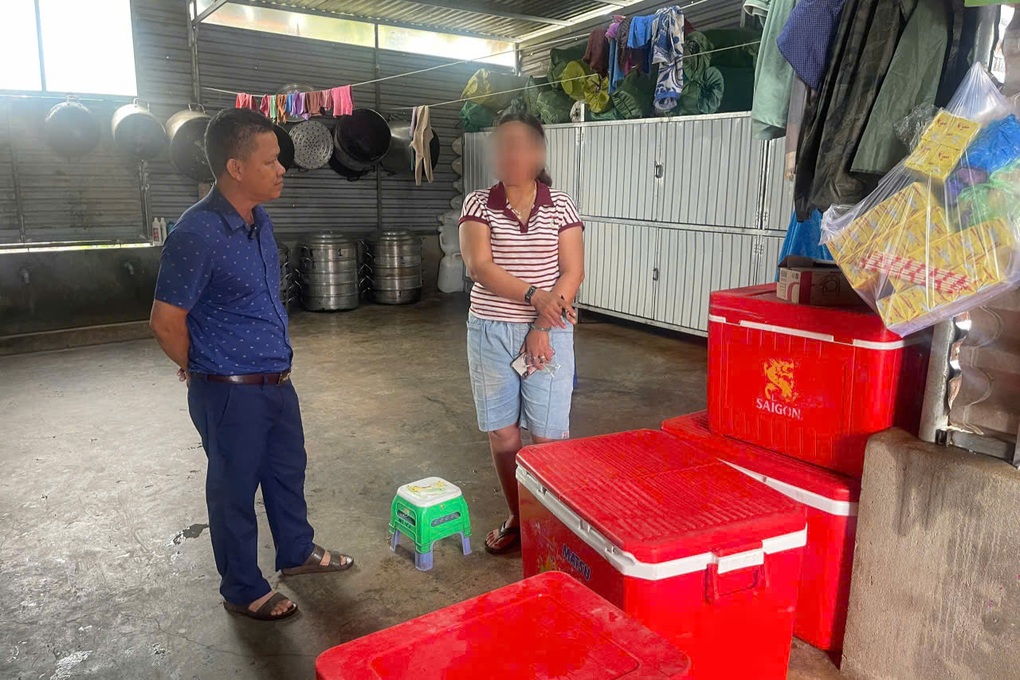 Kiểm tra cơ sở nấu tiệc tân gia có dòi xuất hiện trong thịt gà - 1