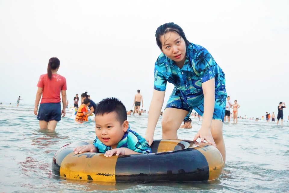 Đà Nẵng: Bãi biển đông người, khu vui chơi lại vắng lặng trong ngày lễ - 3 Đà Nẵng: Bãi biển đông người, khu vui chơi lại vắng lặng trong ngày lễ - 3