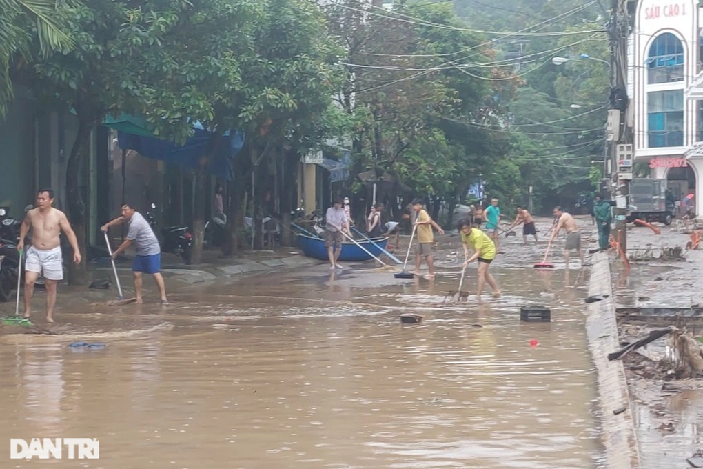 Mưa ngập ở Quy Nhơn lớn chưa từng thấy - 1 Mưa ngập ở Quy Nhơn lớn chưa từng thấy - 1