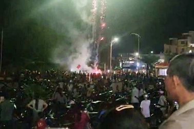 Hàng nghìn người hò reo nơi bến cảng đón 3 cư dân trôi dạt trên biển trở về