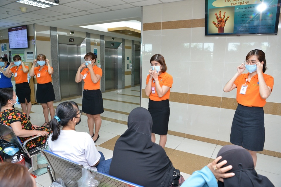Nhiều nơi phát khẩu trang, hướng dẫn người nhà bệnh nhân phòng ngừa corona - 4 Nhiều nơi phát khẩu trang, hướng dẫn người nhà bệnh nhân phòng ngừa corona - 4