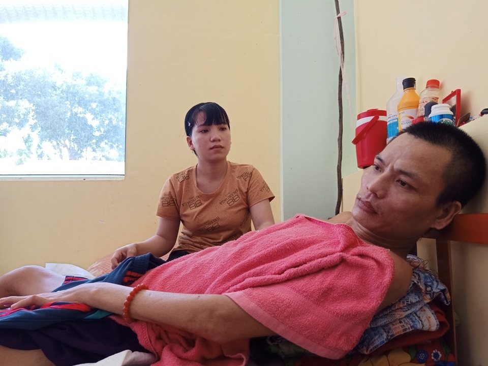 Xót xa cảnh người cha trẻ nằm liệt giường, hai con nhỏ mờ mịt tương lai - 3 Xót xa cảnh người cha trẻ nằm liệt giường, hai con nhỏ mờ mịt tương lai - 3