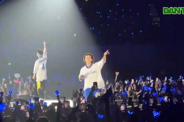 Hai thành viên Super Junior biểu diễn loạt hit tại TPHCM