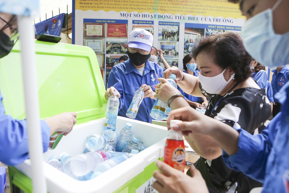 Thanh niên tình nguyện sát cánh cùng thí sinh thi tốt nghiệp THPT 2020 - 11 Thanh niên tình nguyện sát cánh cùng thí sinh thi tốt nghiệp THPT 2020 - 11