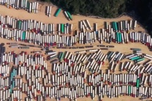 Hơn 4.200 xe ùn ứ cửa khẩu: Lạng Sơn giảm phí, cấp nước và mì cho tài xế