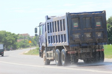 Xe tải chở đất, cát tung hoành trên quốc lộ