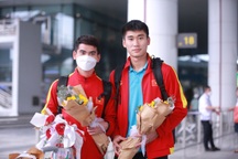 U23 Việt Nam về nước, người hâm mộ chào đón ở sân bay Nội Bài
