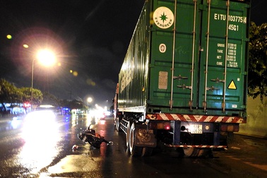 Va chạm với xe container, một cựu quân nhân nguy kịch