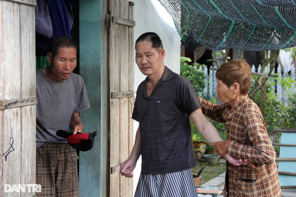Mẹ già đi từng bước run run nhặt ve chai, gánh gồng nuôi 2 con tàn tật - 2 Mẹ già đi từng bước run run nhặt ve chai, gánh gồng nuôi 2 con tàn tật - 2