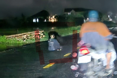 Một phụ nữ ngồi giữa đường gây nguy hiểm cho hàng loạt người đi đường