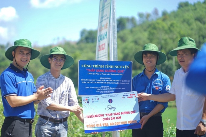 Nghi lễ quan trọng nhất - nghi lễ cắt băng khánh thành công trình “ Thắp sáng đường quê” đã được thực hiện một cách trang trọng
