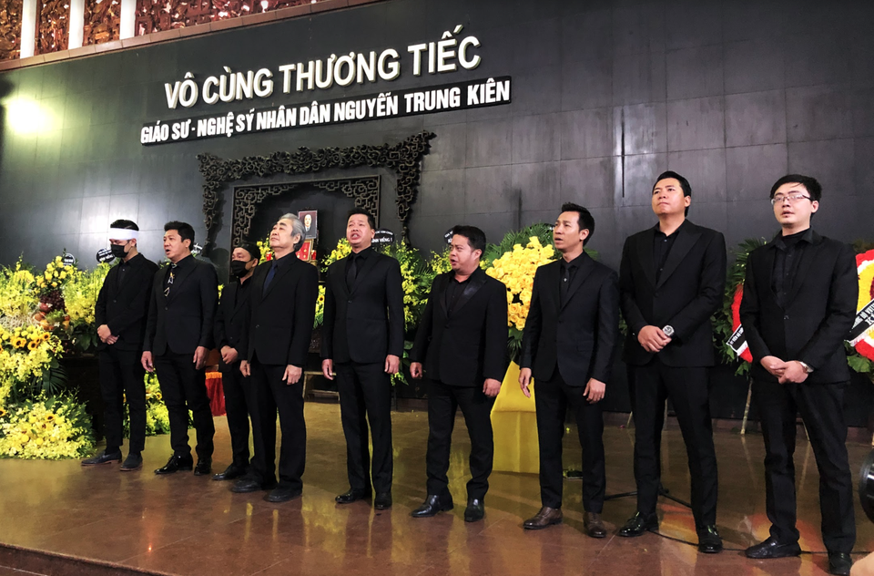 Xúc động tang lễ cố NSND Trung Kiên giữa diễn biến phức tạp của Covid- 19 - 11 Xúc động tang lễ cố NSND Trung Kiên giữa diễn biến phức tạp của Covid- 19 - 11