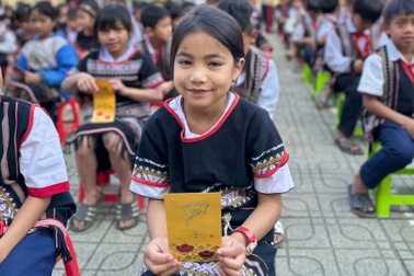 Học sinh miền núi Đà Nẵng được thầy cô lì xì trong ngày đầu trở lại trường