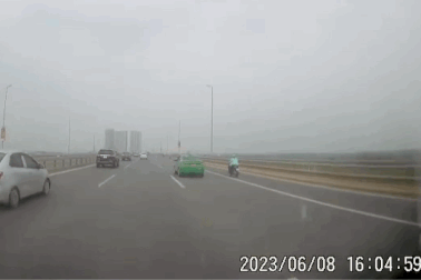 Lách khe hẹp để vượt, xe tải gây va chạm rồi bỏ chạy