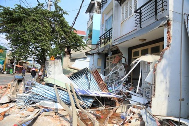 Xe container tông sập 3 nhà dân, nhiều tài sản nát vụn, tài xế kêu cứu trong cabin