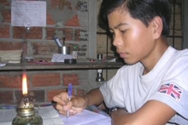 Cổng trường xa lắm! 