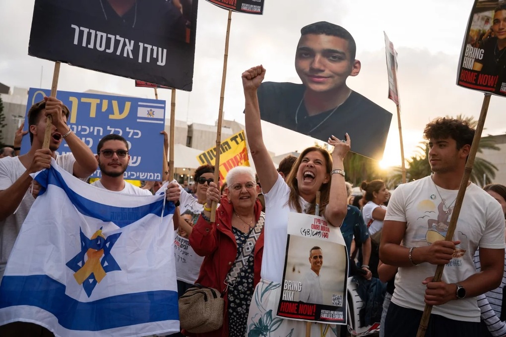 Hamas thả con tin người Mỹ cuối cùng - 1 Hamas thả con tin người Mỹ cuối cùng - 1