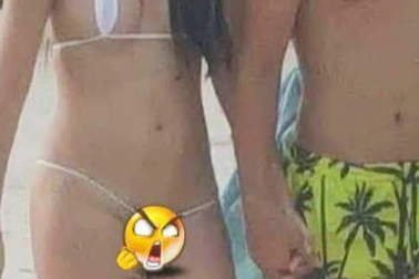 Sốc: Nữ du khách mặc bikini mảnh như sợi dây