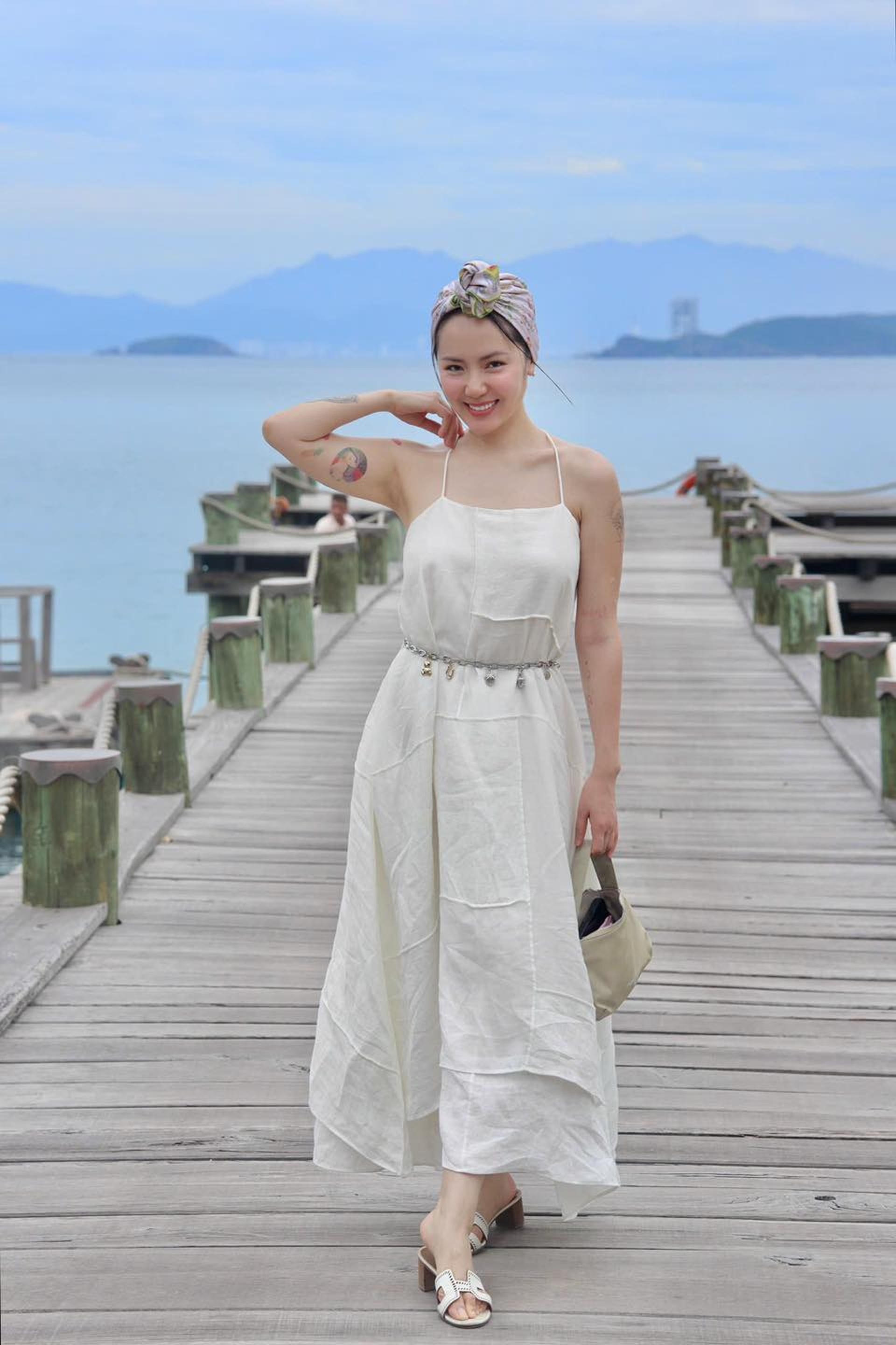 Phương Linh tuổi 41: Nhan sắc mặn mà, tự tin khoe tóc bạc, da rạn - 10 Phương Linh tuổi 41: Nhan sắc mặn mà, tự tin khoe tóc bạc, da rạn - 10