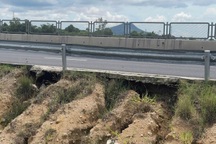 Khắc phục tình trạng sạt lở "hàm ếch" trên cao tốc Vĩnh Hảo - Phan Thiết