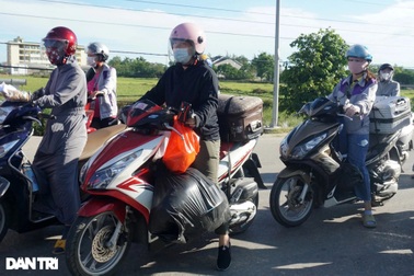 Công nhân lỉnh kỉnh hành lý qua chốt kiểm soát Covid-19 ngày đầu giãn cách