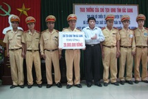 Thưởng “nóng” tổ CSGT bắt 140 bánh heroin