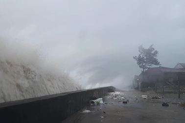 Bão số 10 đã vào vùng biển Hà Tĩnh - Quảng Trị