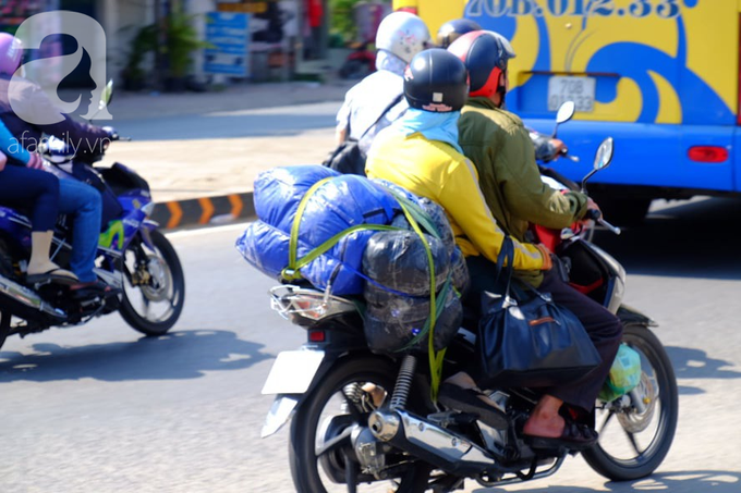 Bình Dương: Bố mẹ ẵm con, tay xách nách mang trở lại thành phố làm việc giữa trời nắng gắt, trẻ con ngủ gục trên xe - Ảnh 13. Bình Dương: Bố mẹ ẵm con, tay xách nách mang trở lại thành phố làm việc giữa trời nắng gắt, trẻ con ngủ gục trên xe - Ảnh 13.