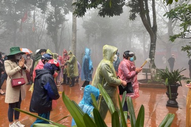 Du khách đội mưa rét đến huyệt đạo thiêng trong ngày "mở cổng trời"
