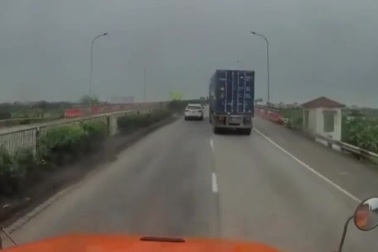 Tài xế container tốt bụng và pha xử lý "cứu nguy" một tình huống va chạm