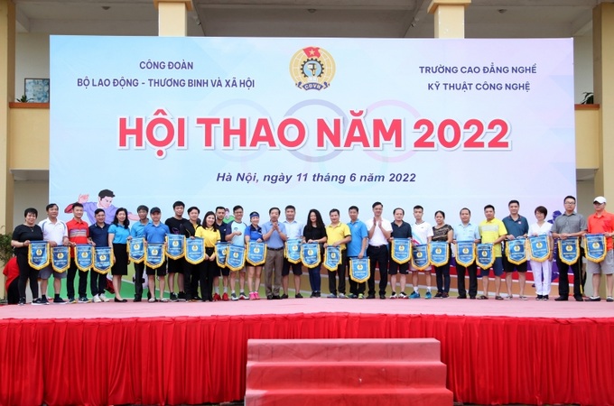 Ban Tổ chức trao Cờ lưu niệm cho các đơn vị tham gia Hội thao