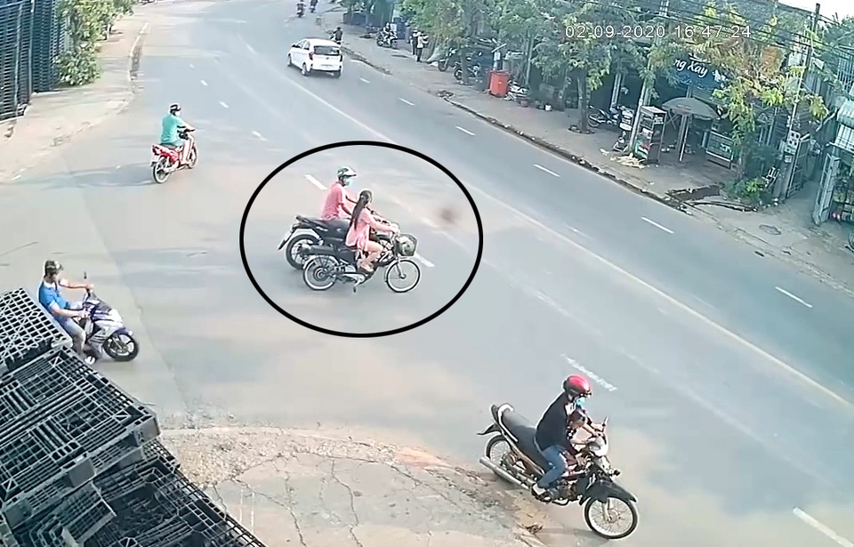 Giật dây chuyền của cô gái, tên cướp bị vây đánh “no đòn” - 1 Giật dây chuyền của cô gái, tên cướp bị vây đánh “no đòn” - 1