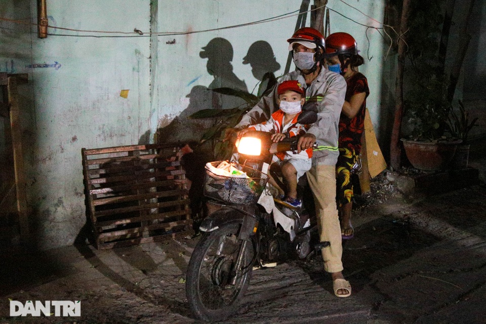 Thất nghiệp do dịch Covid-19: Cả gia đình đi nhặt ve chai xuyên đêm - 4 Thất nghiệp do dịch Covid-19: Cả gia đình đi nhặt ve chai xuyên đêm - 4