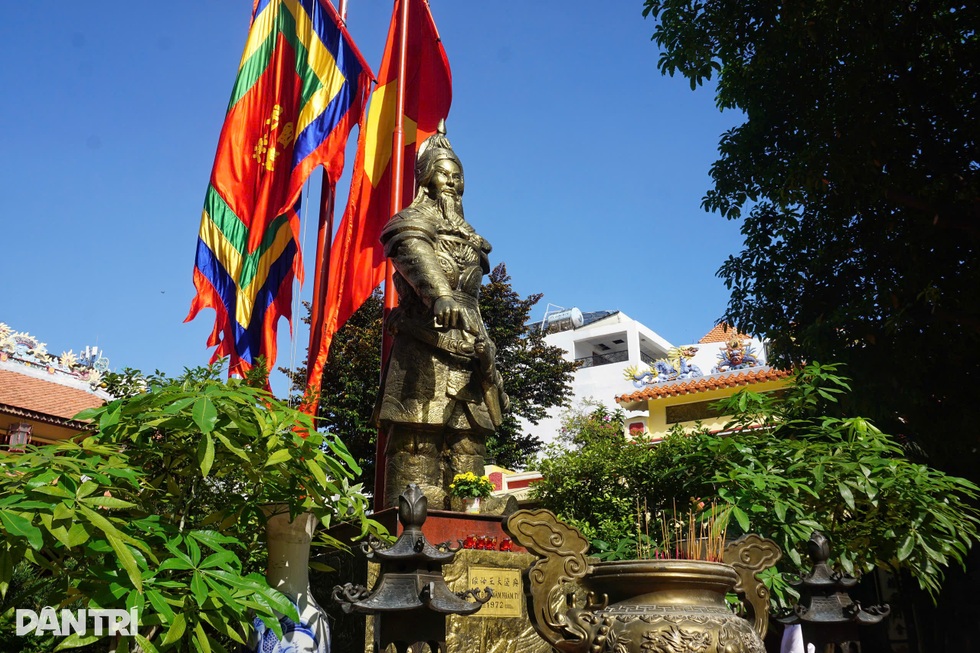 Khách Tây ra chợ đóng guốc, đi chùa cầu con linh thiêng nhất ở TPHCM - 4