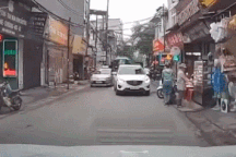 Tài xế ô tô dừng xe giữa làn đường ngược chiều "như sân nhà mình"