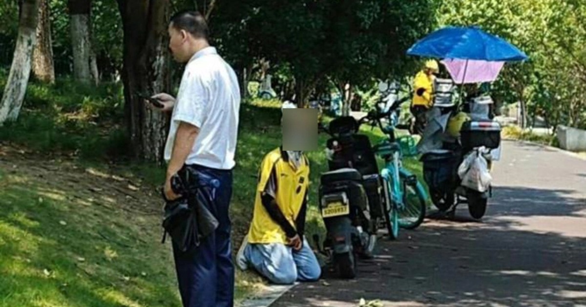 Cộng đồng shipper phẫn nộ vì bảo vệ bắt người giao hàng quỳ gối