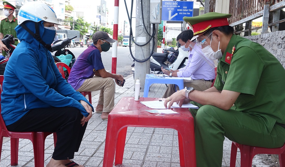 Chủ tịch TP lý giải việc mạnh tay xử lý cán bộ ra đường không đủ giấy tờ - 3 Chủ tịch TP lý giải việc mạnh tay xử lý cán bộ ra đường không đủ giấy tờ - 3