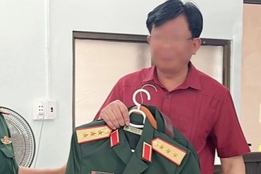 Phát hiện 2 người mặc quân phục, mang quân hàm thượng tướng, đại tá giả mạo