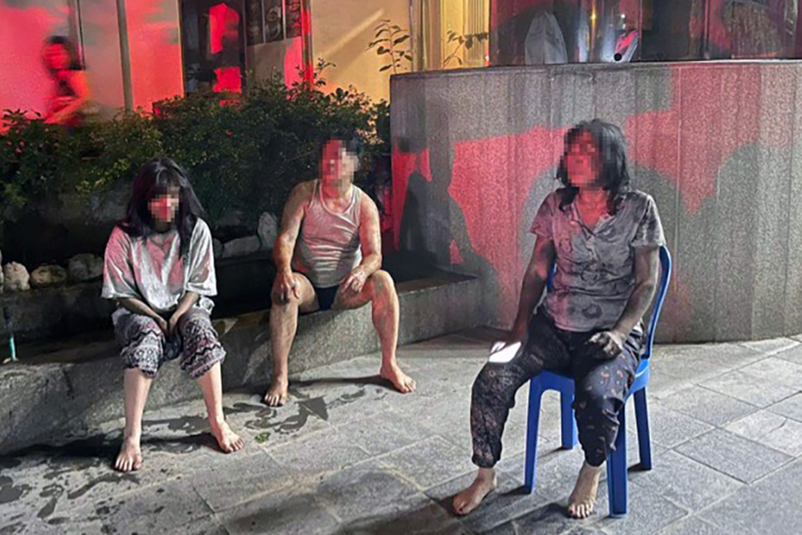 Hà Nội: Giải cứu 3 người mắc kẹt trong ngôi nhà cháy lúc rạng sáng - 1 Hà Nội: Giải cứu 3 người mắc kẹt trong ngôi nhà cháy lúc rạng sáng - 1